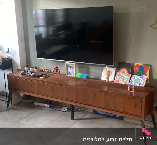 סלון עם מזגן תלוי על הקיר